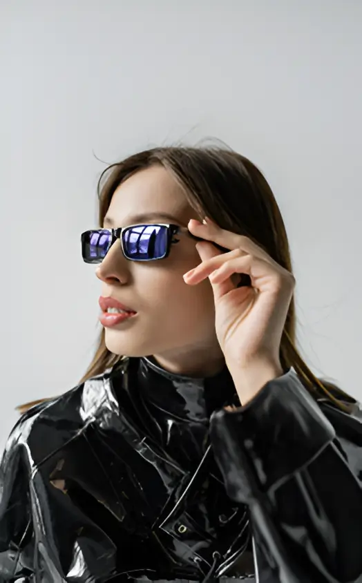 Mulher com oculos de sol